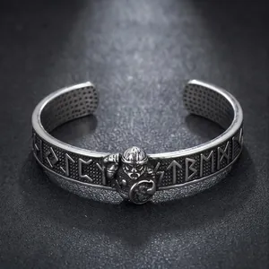 Nahaufnahme eines Viking Runen Armreifs aus Edelstahl im Retro-Used-Look