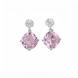 Elegante zilveren hangende oorbellen met roze zirkonia en witte bloemvormige studs