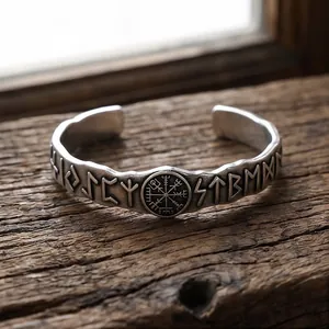 Detailaufnahme eines Vintage Wikinger Vegvisir Kompass Armreifs mit Runen Gravur