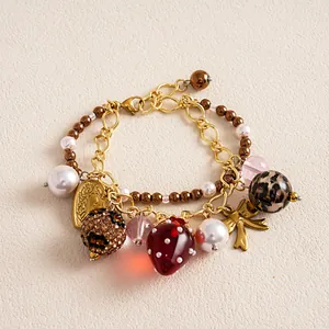 Detail van handgemaakte bedelarmband met hars aardbei en kralen met luipaardprint details