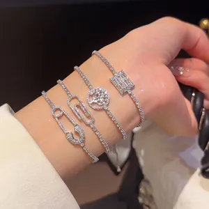 Set de cuatro pulseras brillantes de circonita con diseño de imperdible y clip