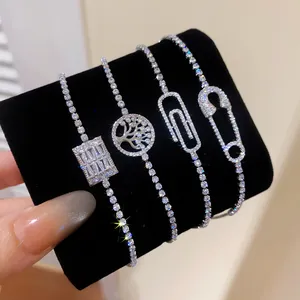 Vista macro de un set de pulseras de circón con diseños de clip y pasador de seguridad