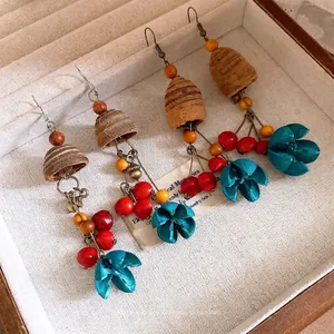 Handgefertigte Vintage-Ohrringe im Ethno-Stil mit Holzperlen und Trockenblumenquasten
