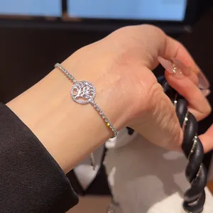 Primer plano de la pulsera de tenis de circonitas Árbol de la Vida brillante