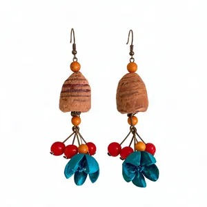 Vintage Ethno-Ohrringe aus Holz und Pflanzenfasern mit blauen Blumenquasten für Damen