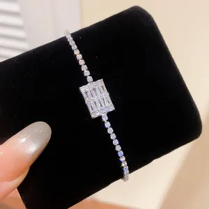 Exquisita pulsera de tenis de circonita con pieza central rectangular en terciopelo
