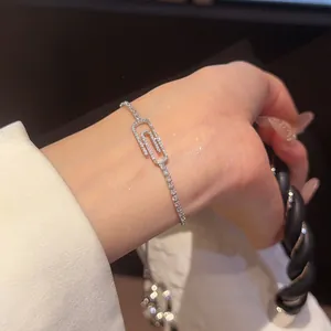 Primer plano de una elegante pulsera de clip con circonitas brillantes en la muñeca