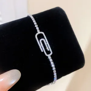 Primer plano detallado de una lujosa pulsera de tenis con circonitas y diseño de clip