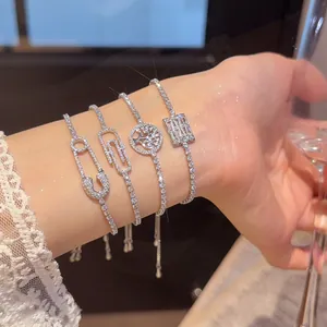 Primer plano detallado de lujosas pulseras de circonitas con clips y árbol de la vida