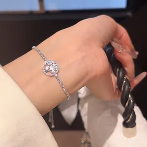 Detalle de una brillante pulsera tennis de plata Árbol de la Vida con circonitas en la muñeca