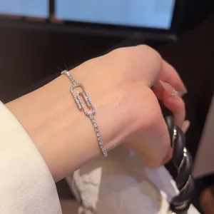 Detalle de una pulsera de clip de plata brillante con circonitas pavimentadas
