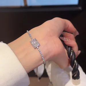 Detalle de una elegante pulsera de circón plateado con pieza central rectangular en la muñeca