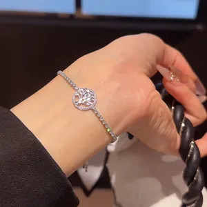 Vista detallada de una pulsera Árbol de la Vida en plata con circonitas brillantes
