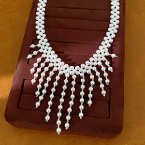 Elegante parelketting met franjes in hofstijl op een luxe sieradendisplay-trayhouder