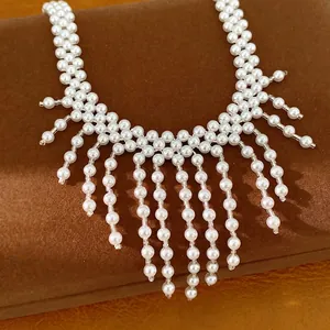 Elegante witte parelmoeren kwastjesketting in paleisstijl op bruine sieradenstand