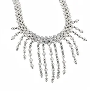 Elegante zilverkleurige parel franje ketting met sprankelende ronde kristallen.