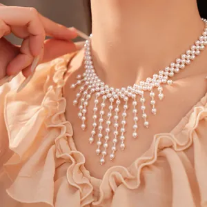 Primer plano detallado del diseño del collar con borlas de perlas blancas en una modelo