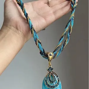 Collier de style ethnique bohème avec pendentif goutte bleu paon et cordon tressé