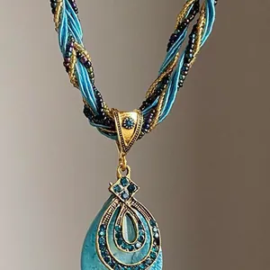 Collier ethnique larme bleu paon avec cordon de soie et perles tressé à la main