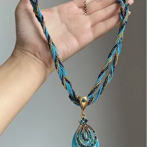 Collier ethnique avec pendentif goutte bleu paon et chaîne en corde tressée double