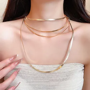 Élégant collier à plusieurs rangs en maille serpent dorée pour bijoux fantaisie.