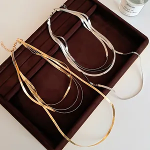 Collier chaîne de serpent multicouche minimaliste en or et argent pour la mode élégante.