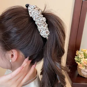 Elegante geplooide bananenclip van bloemengaas voor een stijlvolle paardenstaart