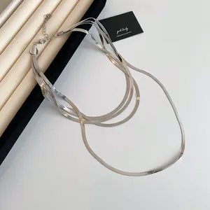 Vue détaillée d'un collier chaîne serpent multicouche argenté minimaliste