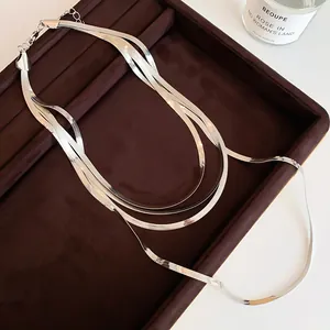 Vue détaillée de la texture d'un collier multi-rangs en maille serpent argent