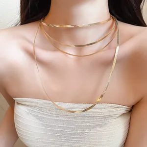 Détail d'un collier chaîne serpent doré multicouche élégant pour un look tendance