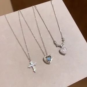 Elegante glänzende Zirkon Herz und Kreuz Anhänger Halsketten Set für Damen in Silber