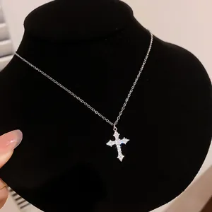 Detailansicht einer funkelnden Zirkon-Kreuz-Halskette in Silber auf schwarzem Samt