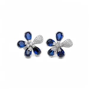 Elegantes pendientes de botón de flor de circón azul con aguja de plata y baño de oro.