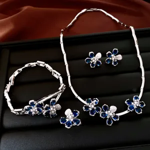 Vista detallada del conjunto de joyas de flores de circón: collar, pulsera, pendientes y anillo.