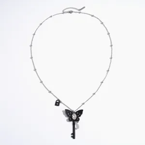 Donkere gotische vlinder en sleutel hanger ketting met fonkelende strassteentjes