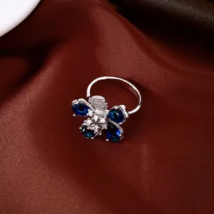Vista macro que muestra el diseño de anillo de flor de plata con circonitas azules