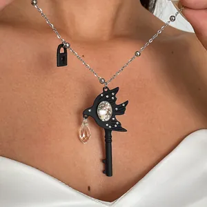 Detail van een gotische zwarte zwaluw sleutel hanger ketting met fonkelende strass steentjes