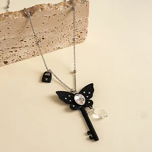 Gedetailleerde close-up van gotische vlindersleutel hanger ketting met fonkelende steentjes
