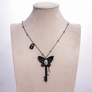 Gotische zwarte vlinder sleutelketting met kristallen druppel op een paspop buste.