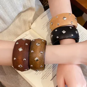 Neu-Chinesischer Vintage Holz Armreif Mit Geometrischen Metallnieten Einzigartiges Retro Handschmuck Für Damen Täglich Party Kleidung