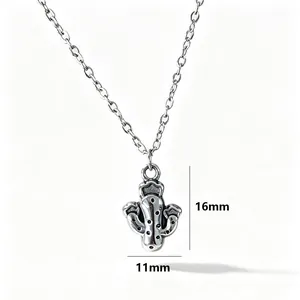 Vue détaillée du collier pendentif cactus en argent avec 16 mm de haut et 11 mm de large.