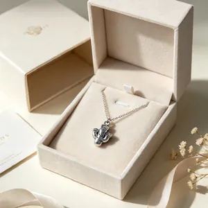 Vue détaillée d'un collier pendentif cactus dans un écrin cadeau en velours beige