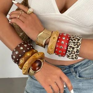 Vintage Europäischer Harz Metall Niet Viereckiger Armreif Ethno Holzmaserung Armband Für Damen Retro Schmuck