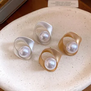 Geometrische matte parel oorknopjes in zilver en goud in een stijlvol minimalistisch design