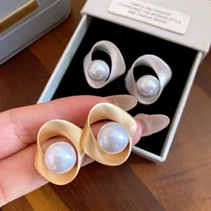 Elegante 18k vergulde geometrische oorknopjes met grote ronde witte parels voor vrouwen