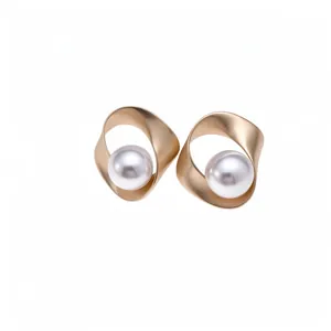 Minimalistische geometrische gouden parelknopjes op een witte achtergrond voor dames