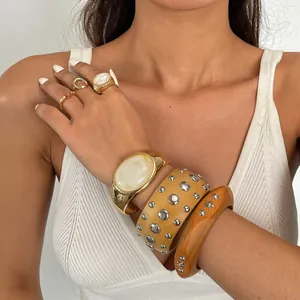 Detailansicht von Vintage-Harz- und Metallnieten-Armbändern und Ringen an einem Modell