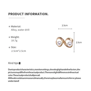 Detailweergave van geometrische pareloorknopjes met maat- en materiaalspecificaties