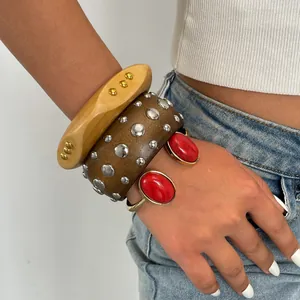 Detailansicht von Retro-Resin-Armreifen mit Metallnieten und rotem Stein-Armband