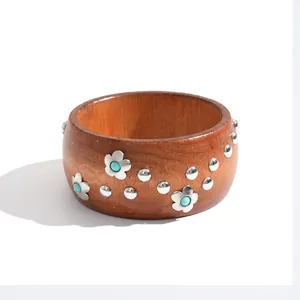 Retro Holzarmreif im Ethno-Stil mit floralen Türkis-Inlays und silbernen Nieten-Dekor